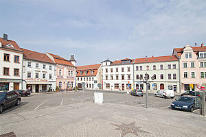 Der Markt mit seiner Vielzahl kleiner Geschäfte liegt zentral in der Stadt.