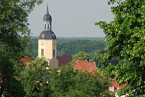 Die zentral gelegene Kirche prägt das Stadtbild.